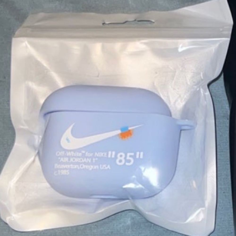 Gen 3 / AirPods Pro off-white case